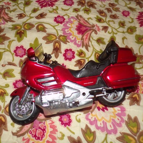 New Ray Honda Gold Wing 2010 1:12 Model Motorcycle Burgundy - Picture 2 of 3